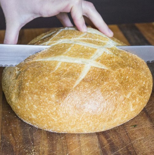 Когато си купя прясно изпечен хляб става на камък, ако не го изям на деня, но с този трик успявам да го запазя мек цяла седмица