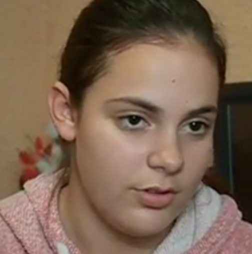Момиче на 14 години се грижи за тежко болната си майка и не ходи на училище