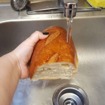 Хлябът беше станал на камък. Взех го и поставих под течаща вода, този трик трябва да знае всяка добра домакиня!