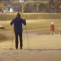 Мъж подкара ски на пъпа на София, вместо да се оплаква