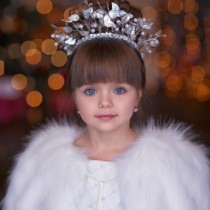 Най-красивото момиче на света: Това дете разтопи социалните мрежи със снимките си за Нова Година! (Снимки)