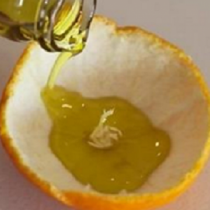Взех кората на портокала, сложих една кибритена клечка в средата и запълних със зехтин, резултатът изумителен (видео)