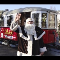 Вижте, къде можете да хванете трамвая с Дядо Коледа и Снежанка вътре! Раздават подаръци на децата!