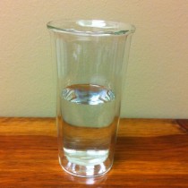 Ако пиете вода, престояла до леглото ви в чаша, непременно трябва да сте наясно с опасността