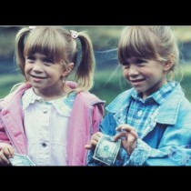 Помните ли близначките Олсън? Няма да повярвате как изглеждат днес на 30 и как са изглеждали като малки!