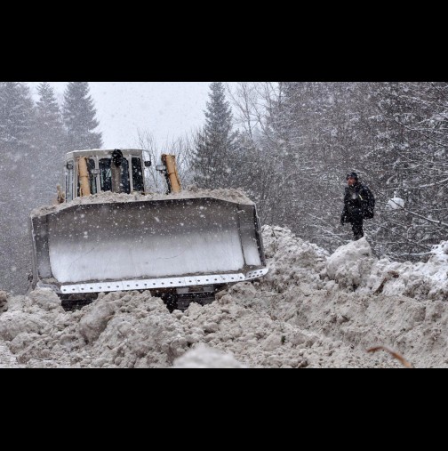 Снежна блокада: В кои 4 области има проблеми с електрозахранването и затворени пътища, дори почистването е спряно