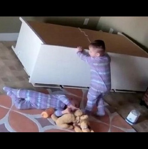 Двегодишно момче-герой спасява брат си, когато върху него пада шкаф-Видео