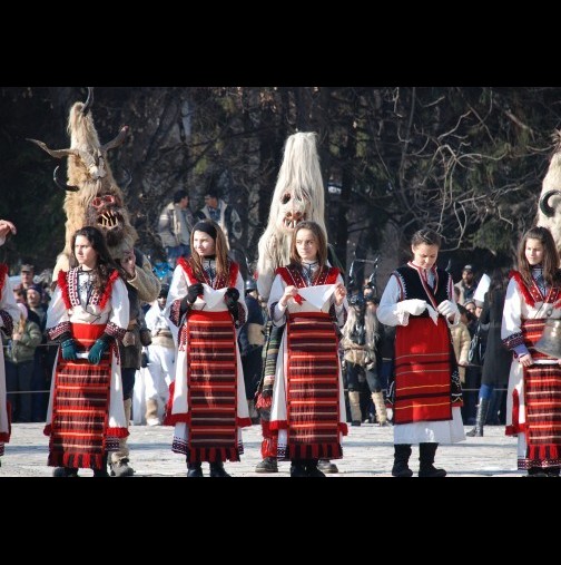 Започват "Мръсните дни". В нощите след Коледа бродят зли сили: Какво не бива да се прави до Йордановден-Забрани за спазване