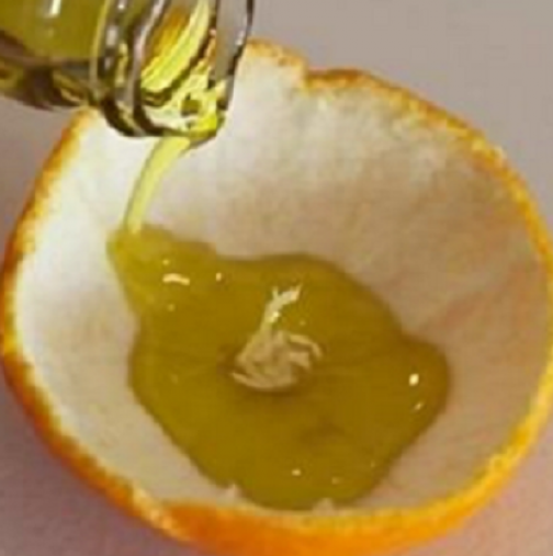 Взех кората на портокала, сложих една кибритена клечка в средата и запълних със зехтин, резултатът изумителен (видео)