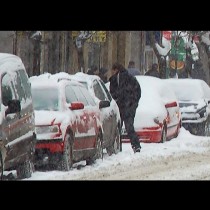 Непознат мъж помогна на жена да извади колата й от преспа и я открадна