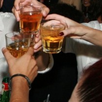 Учените го доказаха: Пиенето с приятели е полезно