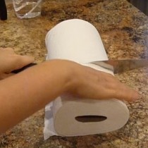 Тя сряза руло домакинска хартия на две части и направи от него нещо, което би помогнало на всяка домакиня!