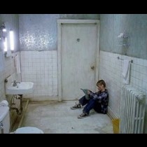 Майка от ада: Държала малкият си син заключен в банята без храна над една година (Снимки)