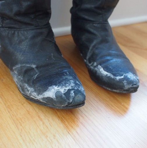 Обувките ни се съсипват от солта през зимата, но ако знаете тези трикове ще ги предпазите за години напред