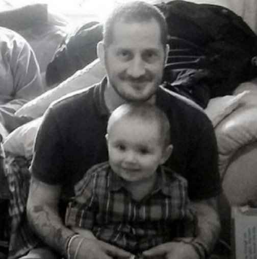 След неуспешна борба с рака, самотен баща потърси на сина си ново семейство и си отиде