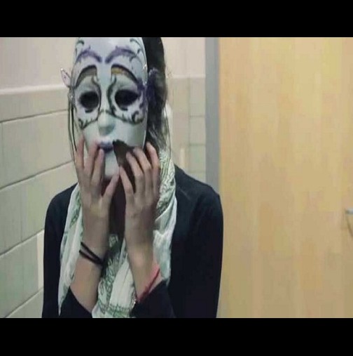 Вирусно видео: Тя свали маската от лицето си в тоалетната, и когато излезе, всички я гледаха!