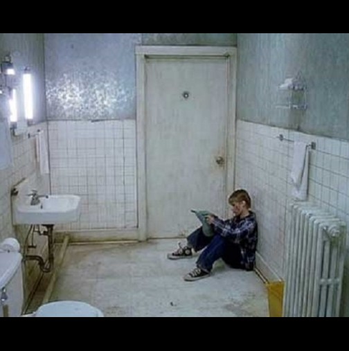Майка от ада: Държала малкият си син заключен в банята без храна над една година (Снимки)
