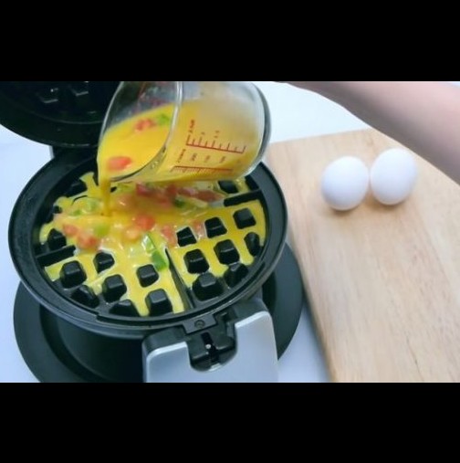 Сложила яйца в гофретника, а само няколко секунди по-късно получила нещо прекрасно (Видео)