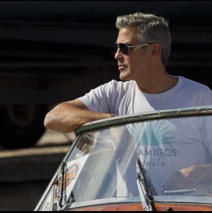 Джордж Клуни кара моторница без разрешително по Канале Гранде