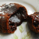 Горещи шоколадови кексчета с течна сърцевина - изумително вкусни и лесни!