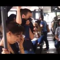 Милен Цветков пусна смърдящ репортер в градски автобус. Вижте реакцията!