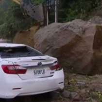 Шофьор се размина на косъм от смъртта, след падане на огромна скала-Видео