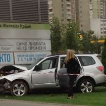 Кола помете трима души на паркинг на МОЛ в София