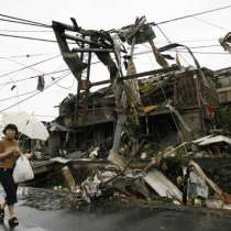 Торнадо в Япония разуши сгради, десетки жертви - Видео