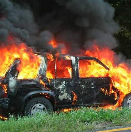 Кола се запали в движение, а шофьорът се спаси по чудо