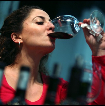 Научно обяснение, защо като пием повече алкохол, всички ни харесват