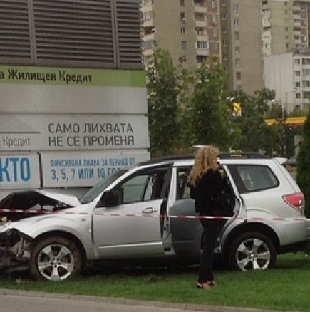Кола помете трима души на паркинг на МОЛ в София