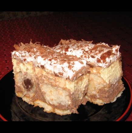 Сочна бисквитена торта с млечен крем и ром
