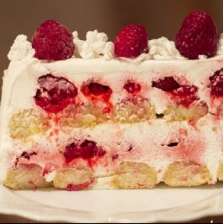 Лесна и размазващо вкусна бишкотена торта с малини - рецепта с видео