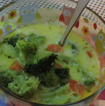 Супа от броколи и топено сирене