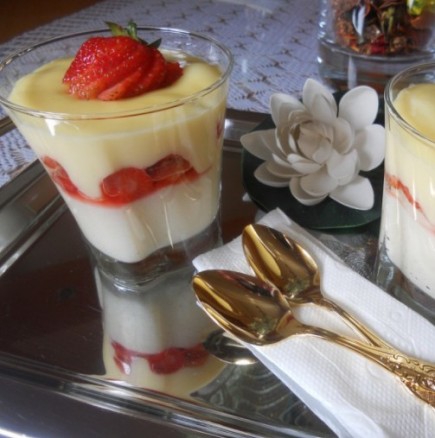 Лапни-глътни: бърз десерт с ягоди в чаша