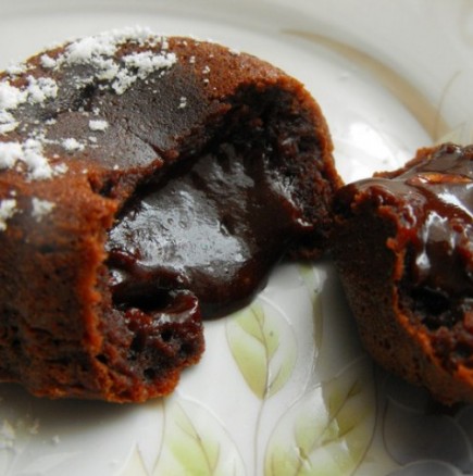 Горещи шоколадови кексчета с течна сърцевина - изумително вкусни и лесни!