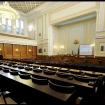 Българските депутати ще взимат помощи от борсата 