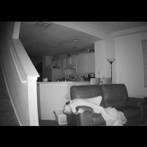 Бащата постави у дома скрита камера. Това, което тя улови в 2 часа през нощта, направи сензация в мрежата!