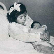 Стряскащата история на 5-годишното момиче, което роди-Кръстили бебето на доктора, който го изродил