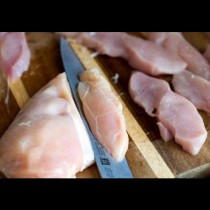 Забелязали ли сте белите линии, които все по-често се появяват в пилешкото месо? Ето какво означават те и опасни ли са!