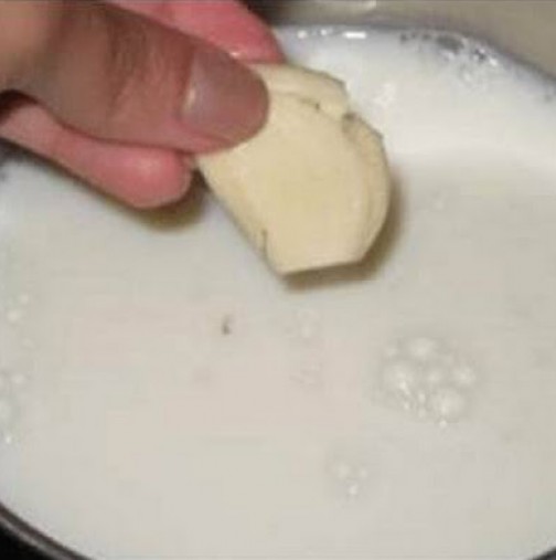 Взех едно парченце чесън и го пуснах в млякото, не съм вярвала, че тези бабини дивотии действат, но факт