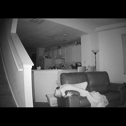 Бащата постави у дома скрита камера. Това, което тя улови в 2 часа през нощта, направи сензация в мрежата!