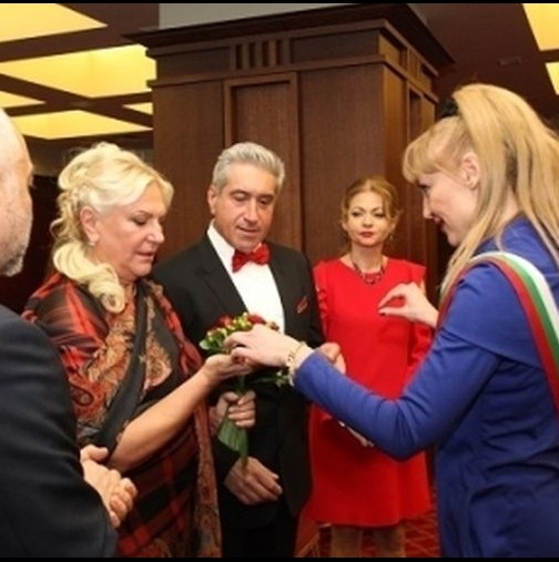Най-богата българка направи щастлив сина си Руши Виденлиев ден преди сватбата си! Ето какъв щедър подарък получи певецът