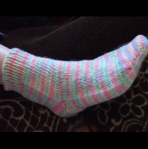Въпреки, че е за плетене на чорапи, този път не е от баба ми начинът! Бързо плетене на чорапи! Толкова лесно, че и начинаещ ще се справи!