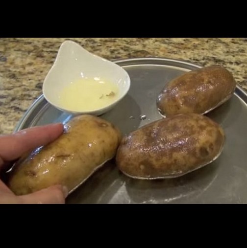 Ех, тези картофи винаги съм се чудела как ги правят по кръчмите, че са толкова вкусни. Е разбрах най- накрая от готвачката в нашата
