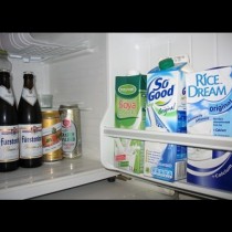 Ако и Вие съхранявате млякото във вратата на хладилника, веднага го преместете от там