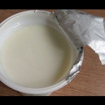 Течността на върха на кофичката кисело мляко не е вода, а е нещо много полезно!