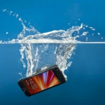 Какво да направите веднага, ако ви падне телефона във вода, за да не го хвърлите в кофата?
