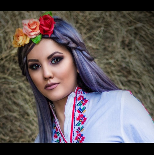 Красивата певица Александра посреща националния празник с уникални снимки