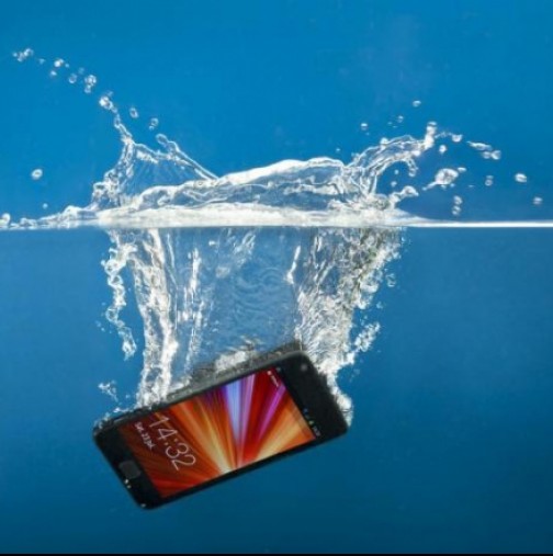 Какво да направите веднага, ако ви падне телефона във вода, за да не го хвърлите в кофата?